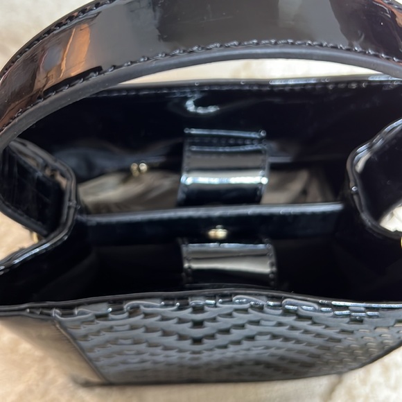 🌸NWT BCBG Rosie Bucket Bag in Black Faux Patent Leather. So Cute!! - Picture 8 of 10